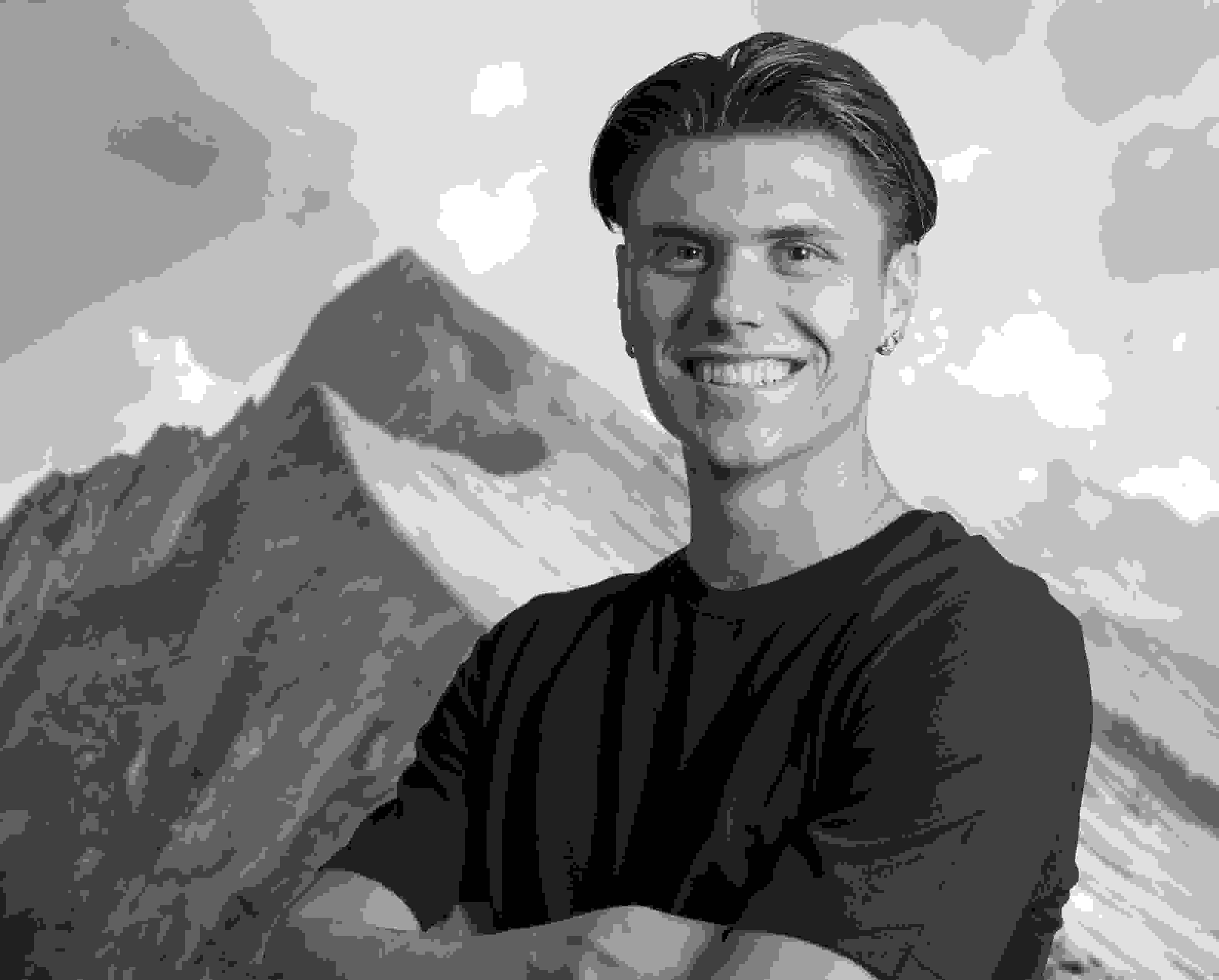Begleiten Sie mich auf meiner Marketingreise von der ersten Idee bis zur vollständigen Umsetzung. Mit Authentizität, Disziplin und Verantwortung entwickle ich einzigartige Konzepte, inspiriert von den Gipfeln unserer Berglandschaft. Erleben Sie das Abenteuer der perfekten Aussicht!