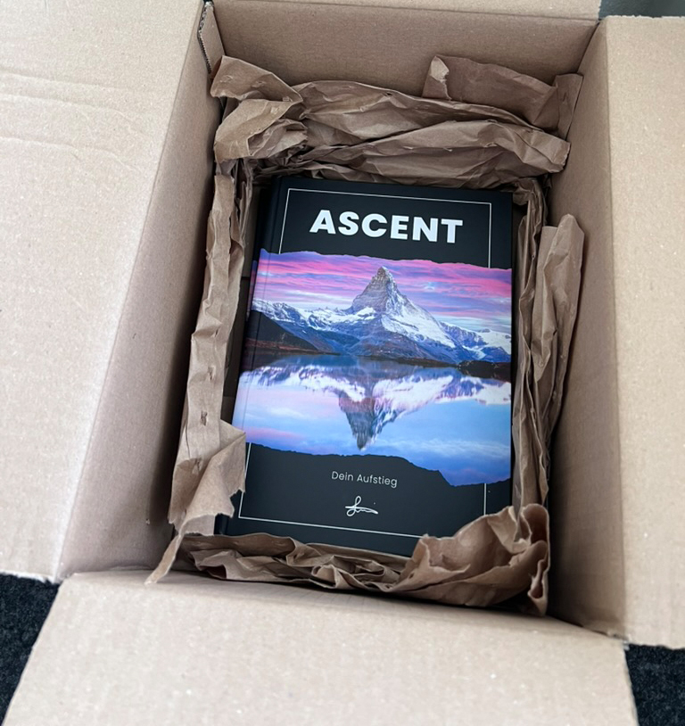 Das Bild zeigt den Inhalt einer Kartonschachel. Dabei handelt es sich um die Textemplare des Buches, welcheaus der Druckerei angeliefert wurden.