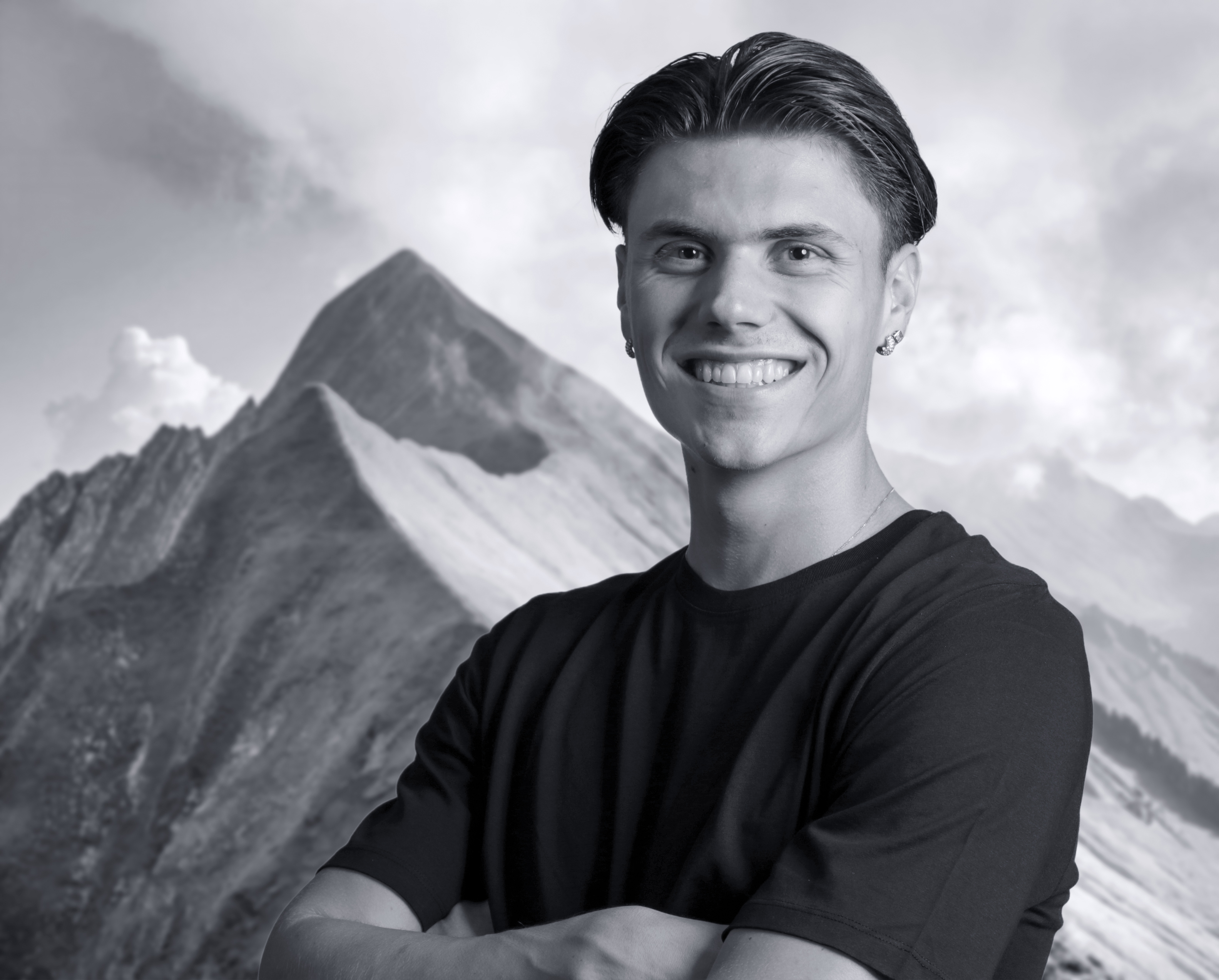 Schwarz-Weiss-Portrait vor Bergkulisse – authentische Darstellung von Nic Wüthrlich