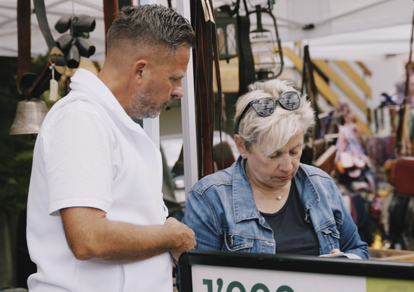 Gespräch am PRO VITA-Stand – direkte Kundeninteraktion und individuelle Beratung am Markt.