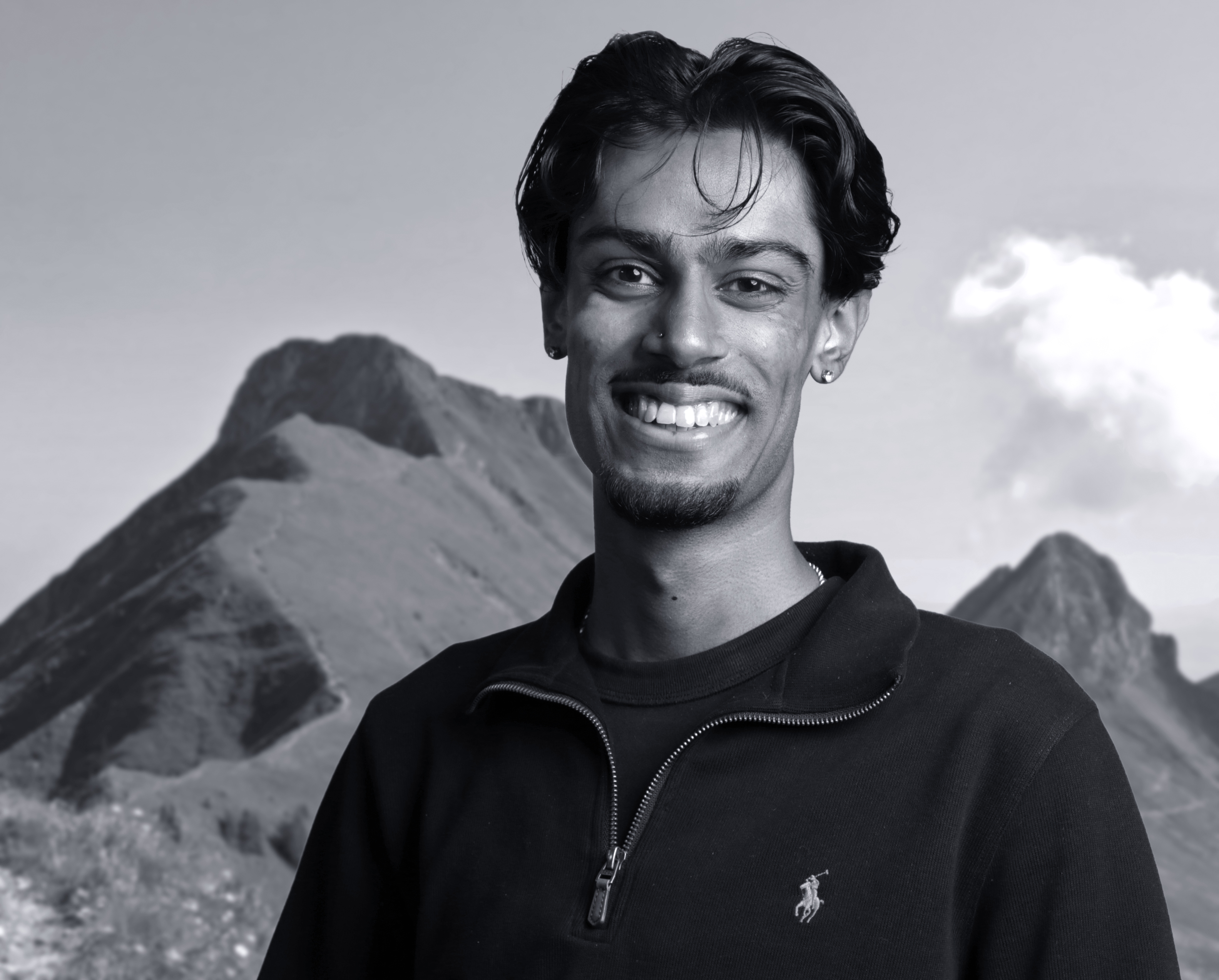 Charaktervolles Portrait vor alpiner Landschaft – Abizan_Karunanithy