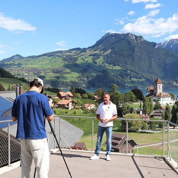 Videodreh mit Blick auf den Thunersee und die Berge – hochwertige Content-Erstellung für Eventnachbearbeitung.