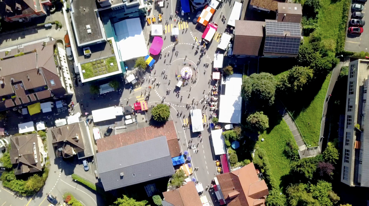 Luftaufnahme des Spiez-Märits mit zahlreichen Marktständen und Besuchern – ein lebendiger Treffpunkt für die Region.