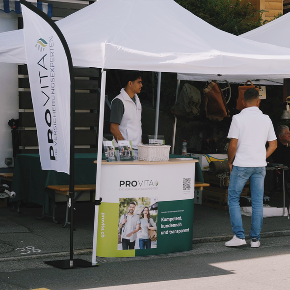 Der PRO VITA-Stand am Spiez-Märit präsentiert sich mit Informationsmaterial und Beratungsmöglichkeiten für Interessierte.